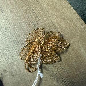 Single Elegant Gold Leaf Brooch